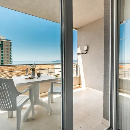 And Vuleta, Close To The Apartamento