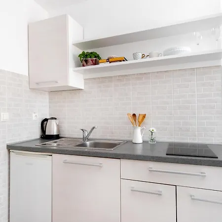 And Vuleta, Close To The Apartamento