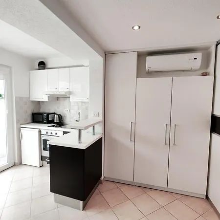 And Vuleta, Close To The Apartamento