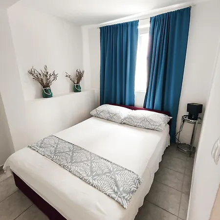 And Vuleta, Close To The Apartamento