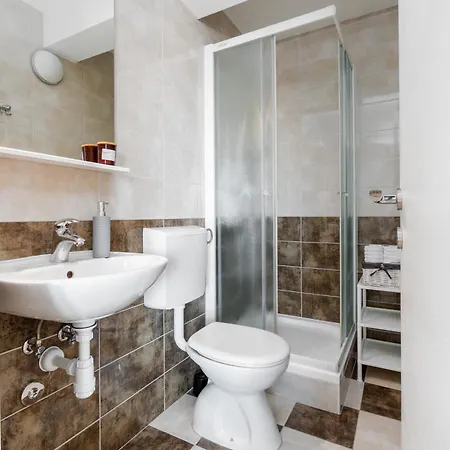 And Vuleta, Close To The Apartamento Makarska