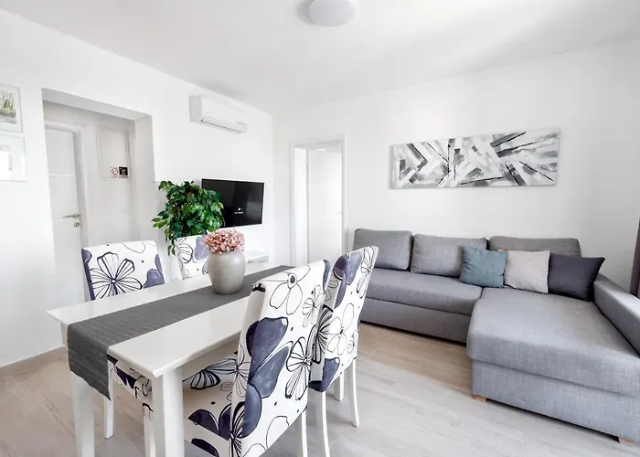 And Vuleta, Close To The * 马卡尔斯卡