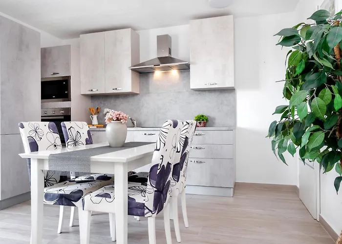 And Vuleta, Close To The 马卡尔斯卡