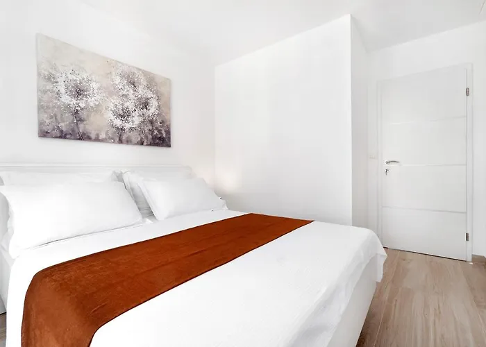 And Vuleta, Close To The 公寓 *