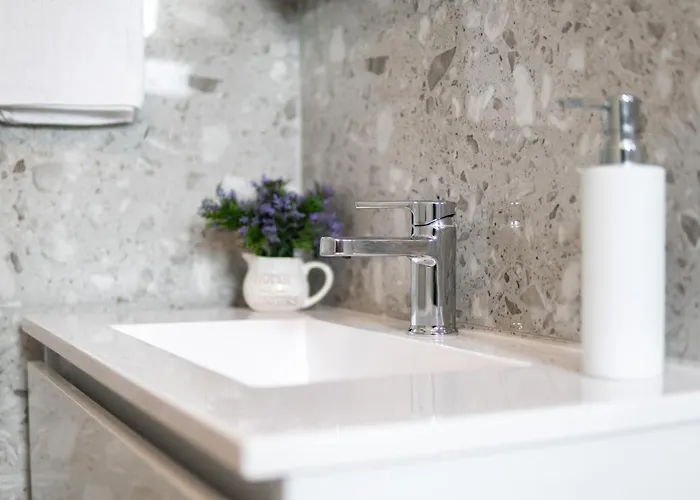 And Vuleta, Close To The 马卡尔斯卡