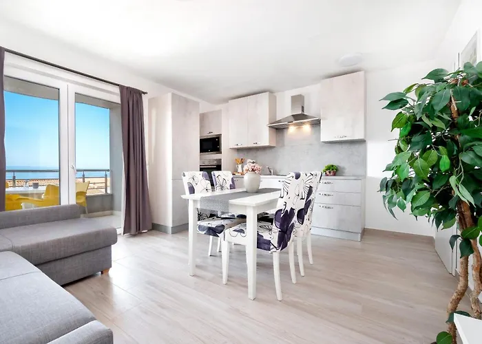 And Vuleta, Close To The 马卡尔斯卡