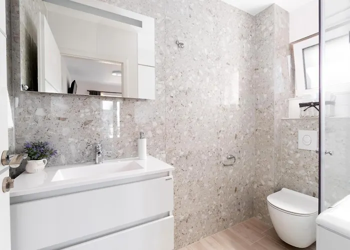 And Vuleta, Close To The 马卡尔斯卡