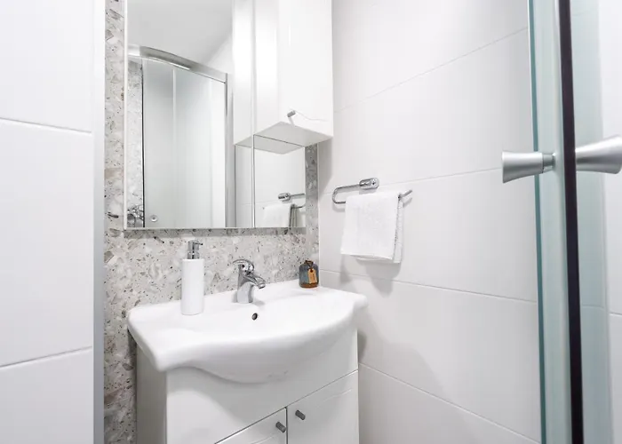 And Vuleta, Close To The 公寓 *