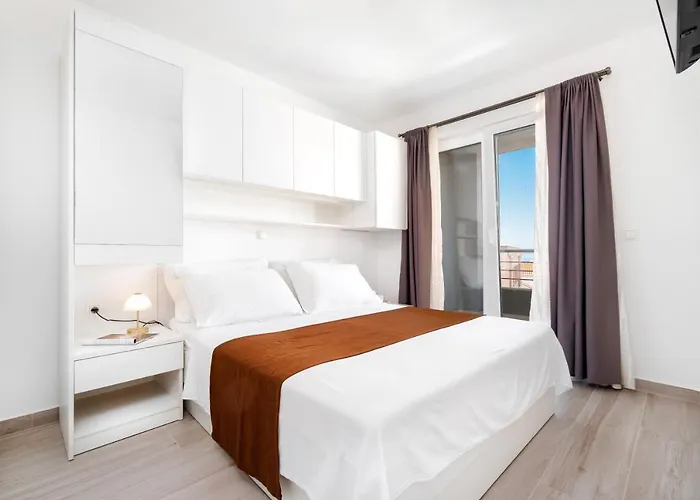 And Vuleta, Close To The 公寓 *