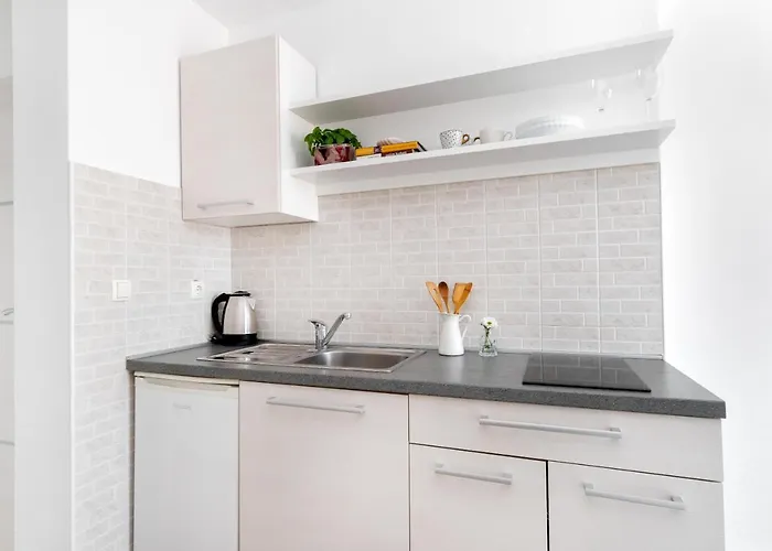 And Vuleta, Close To The 公寓