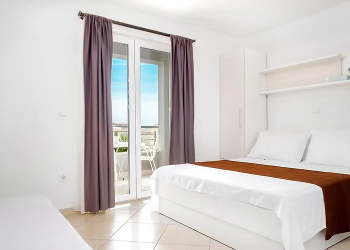 And Vuleta, Close To The 马卡尔斯卡