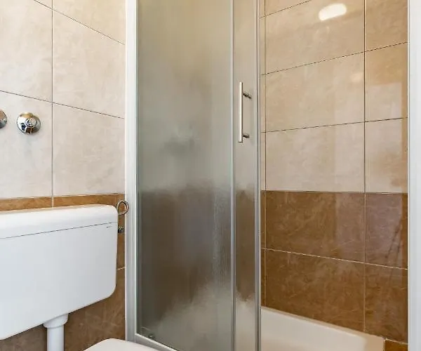 And Vuleta, Close To The * 马卡尔斯卡